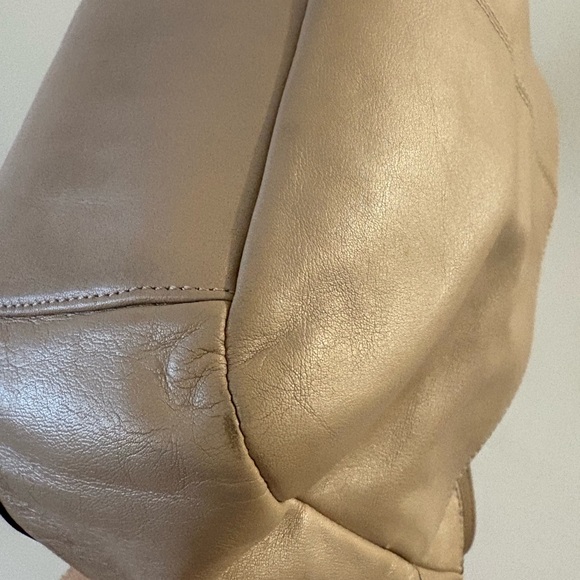 Coach East West Gallery Pearl/Tan Smooth Shiny Leather Shoulder Tote Bag - Picture 15 of 16